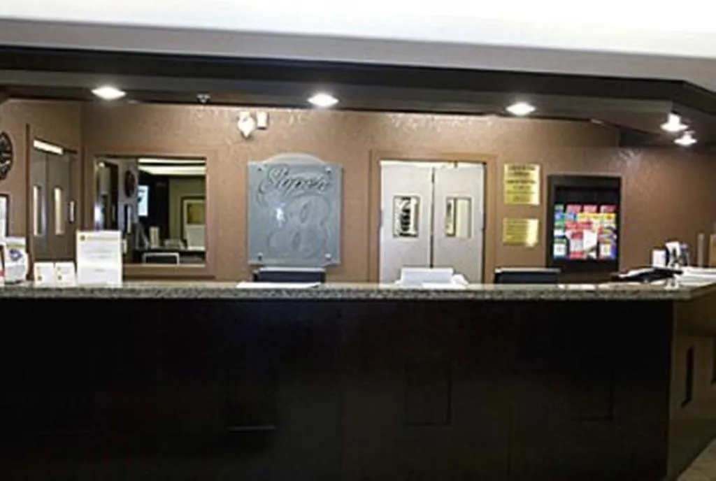 Super 8 By Wyndham Calgary Shawnessy Area Hotel