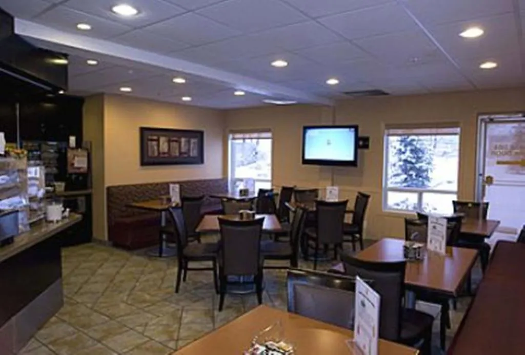 Super 8 By Wyndham Calgary Shawnessy Area Hotel 3*,
