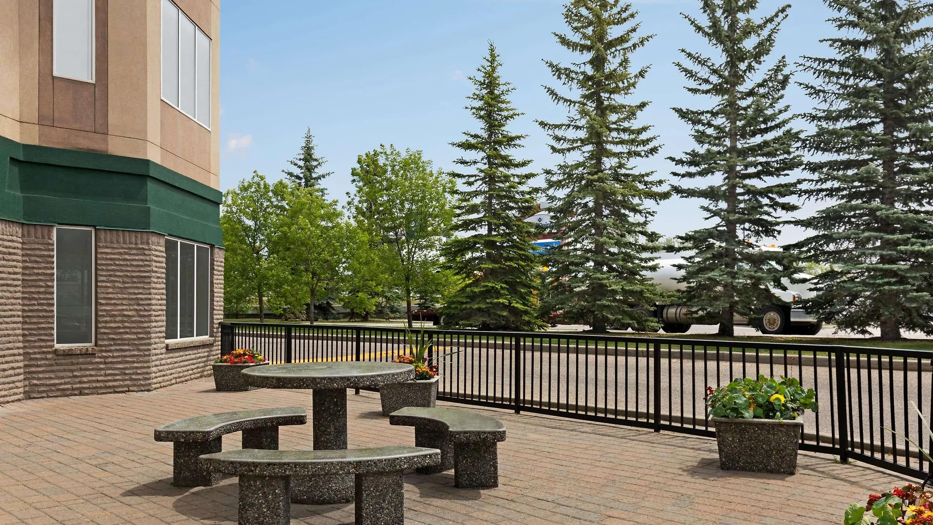 Super 8 By Wyndham Calgary Shawnessy Area Hotel