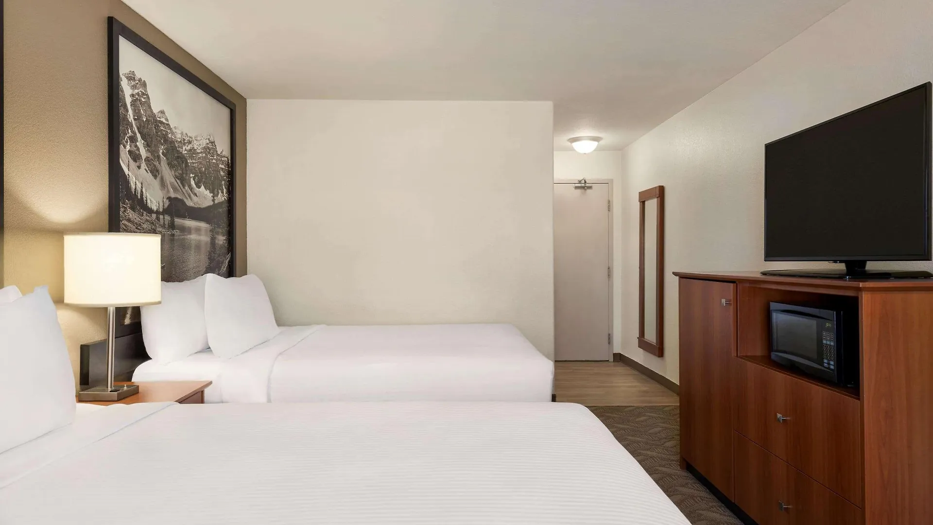 Super 8 By Wyndham Calgary Shawnessy Area Hotel