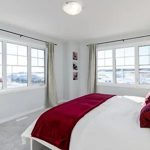 Holiday home New With Ac, Patio And Netflix, Calgary