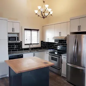 Homestay Calgary-banff House Close Lrt&dt&free Parking, Calgary