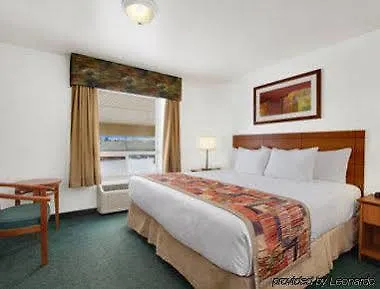 Super 8 By Wyndham Calgary Shawnessy Area Hotel