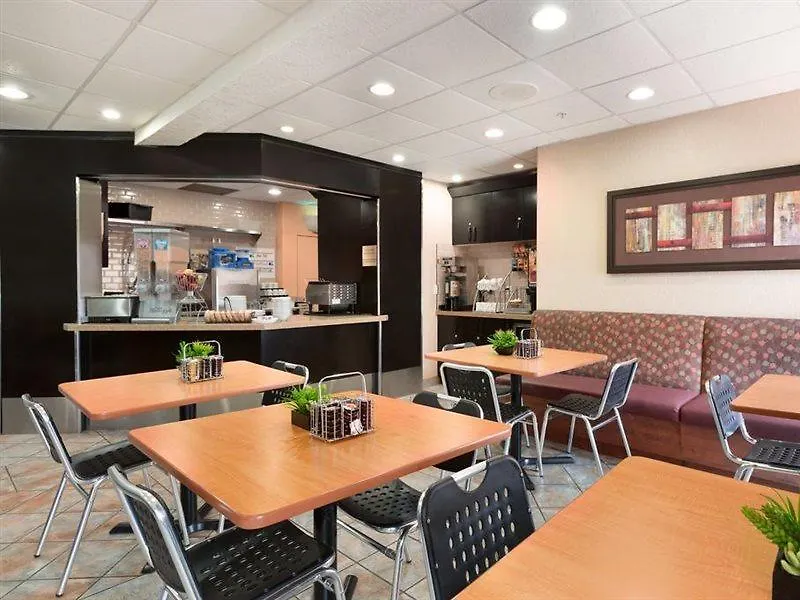 Hotel Super 8 By Wyndham Calgary Shawnessy Area