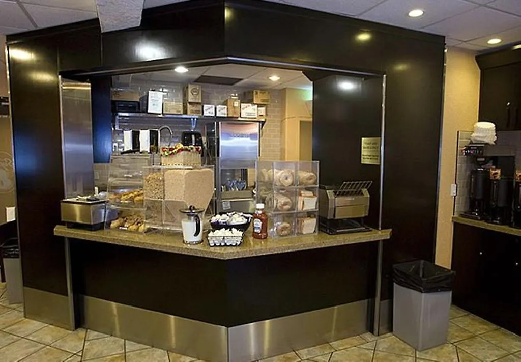 Hotel Super 8 By Wyndham Calgary Shawnessy Area 3*,