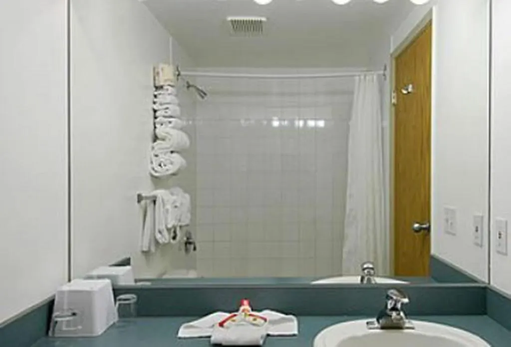 Hotel Super 8 By Wyndham Calgary Shawnessy Area
