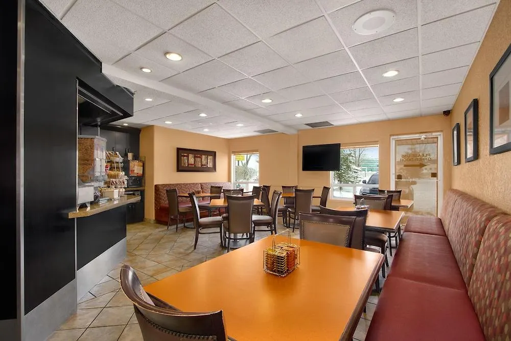 Hotel Super 8 By Wyndham Calgary Shawnessy Area 3*,