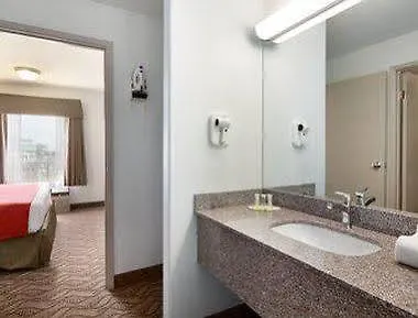 Hotel Super 8 By Wyndham Calgary Shawnessy Area